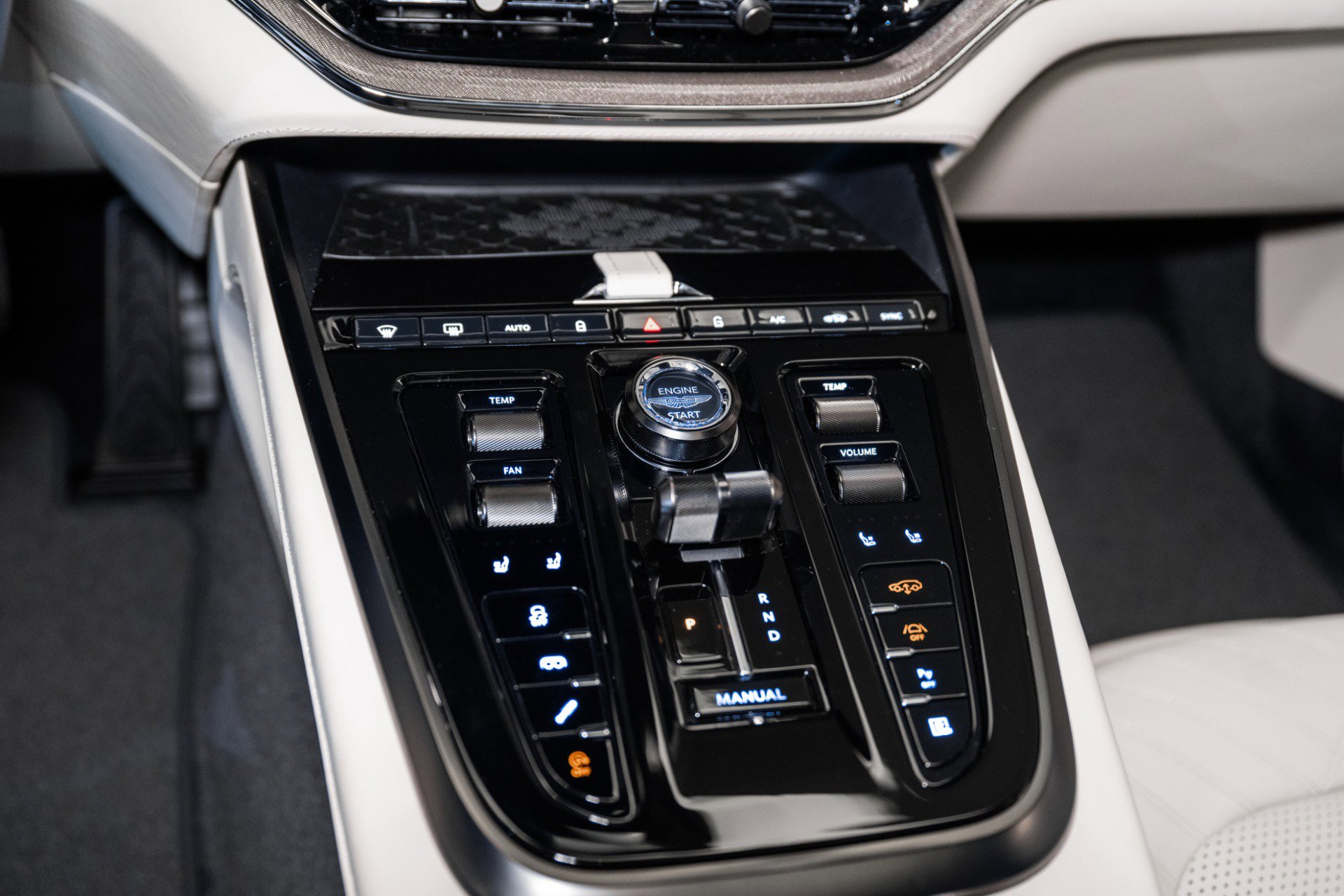 Used 2025 Aston Martin DBX 707 image 28