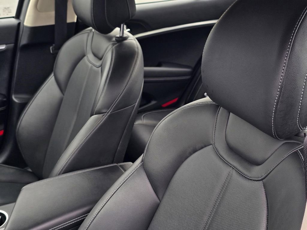 Used 2025 Genesis G70 2.5T RWD image 23