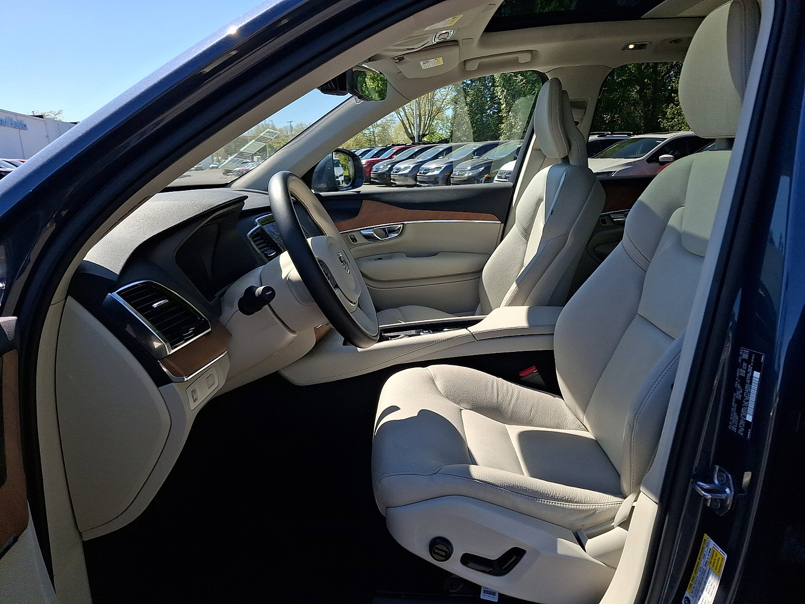 Used 2022 Volvo XC90 T6 Momentum w/ Advanced Package AWD/4WD image 13