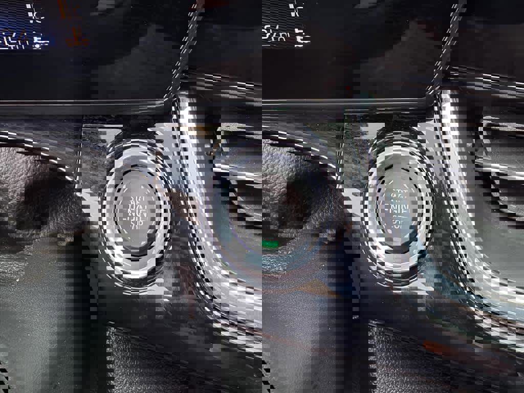 Used 2025 Chevrolet Trax RS w/ Sunroof Package image 21