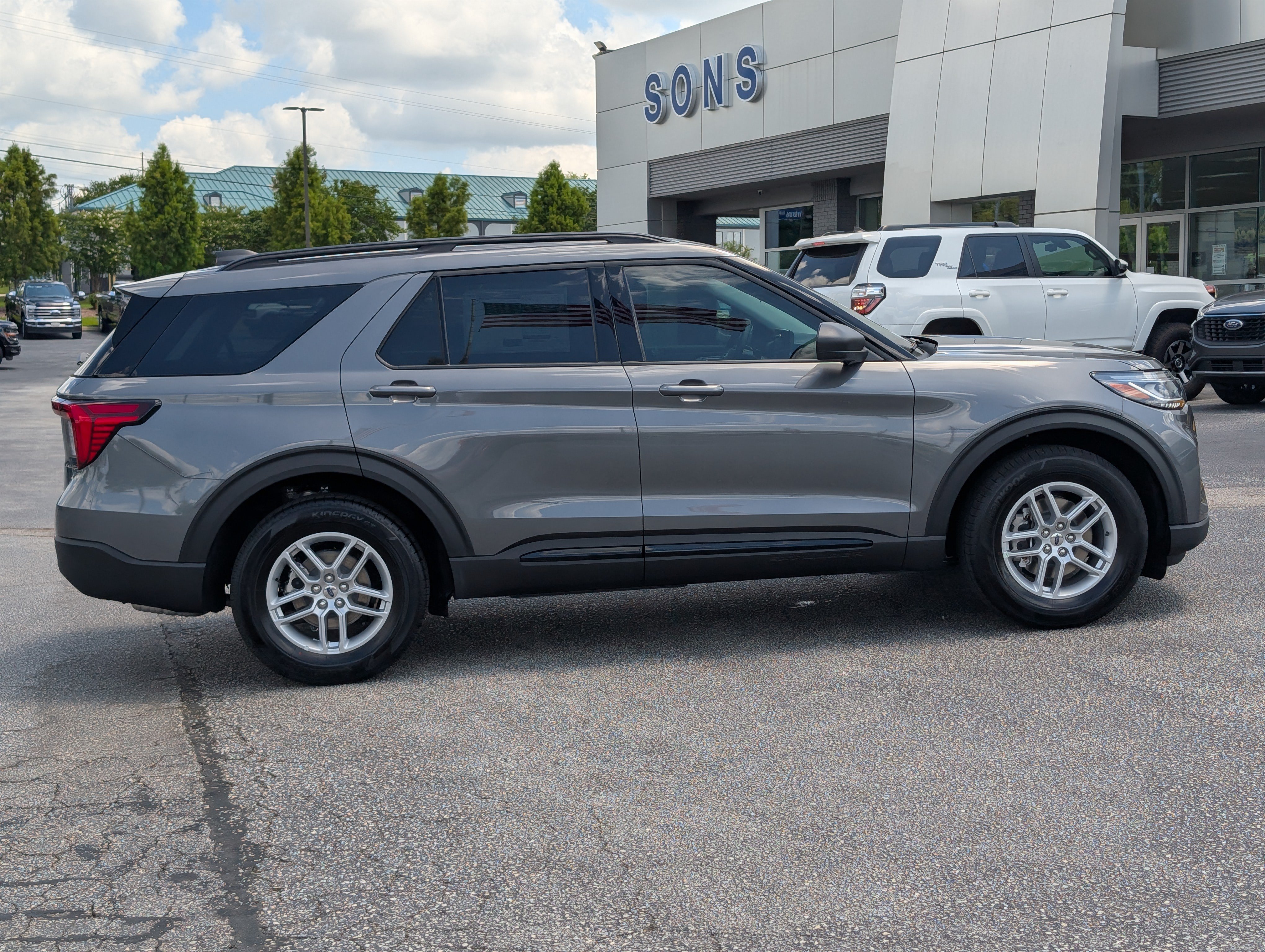 New 2026 Ford Explorer Active RWD image 8