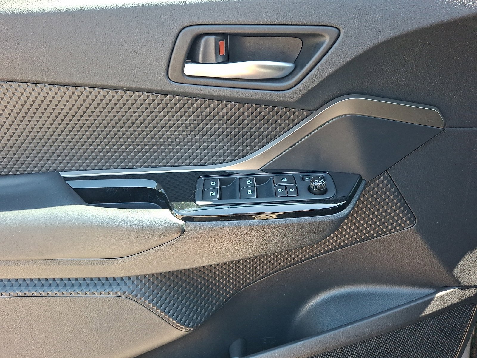 Used 2019 Toyota C-HR XLE FWD image 13