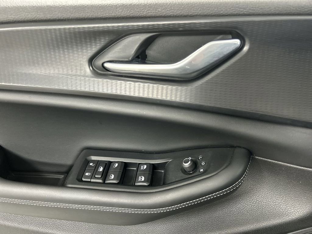 Used 2025 Jeep Grand Cherokee Laredo w/ Luxury Tech Group I image 9