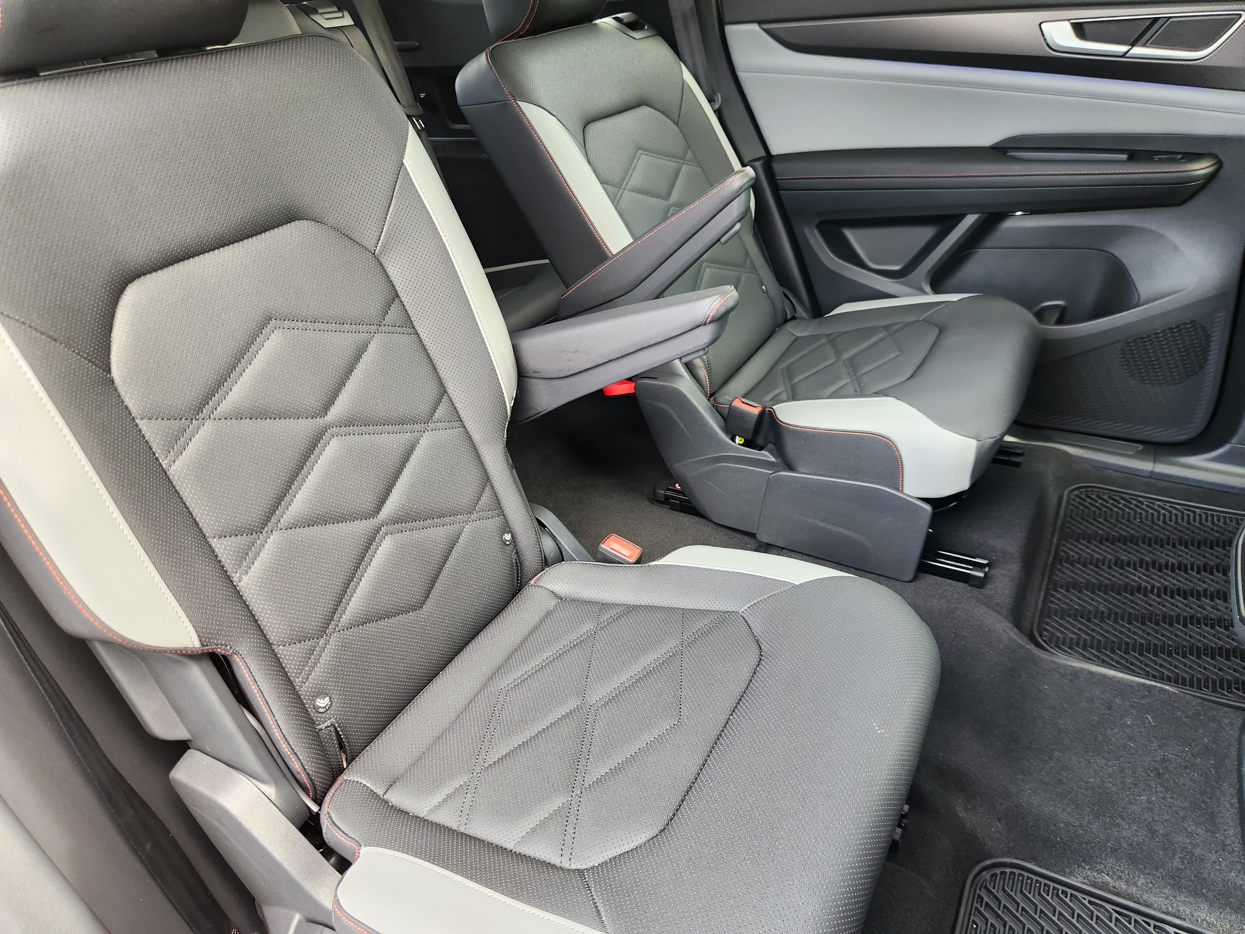 Certified 2025 Volkswagen Atlas Peak Edition SE AWD/4WD image 17