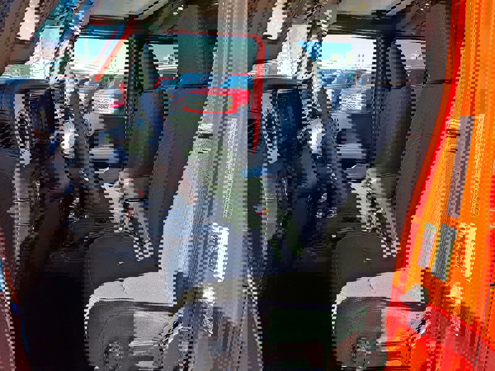 Used 2025 Jeep Wrangler Sahara image 24