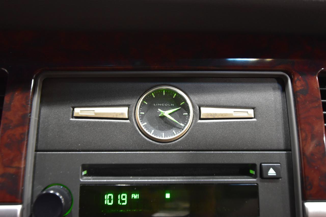 Used 2006 Lincoln Town Car Signature RWD image 20