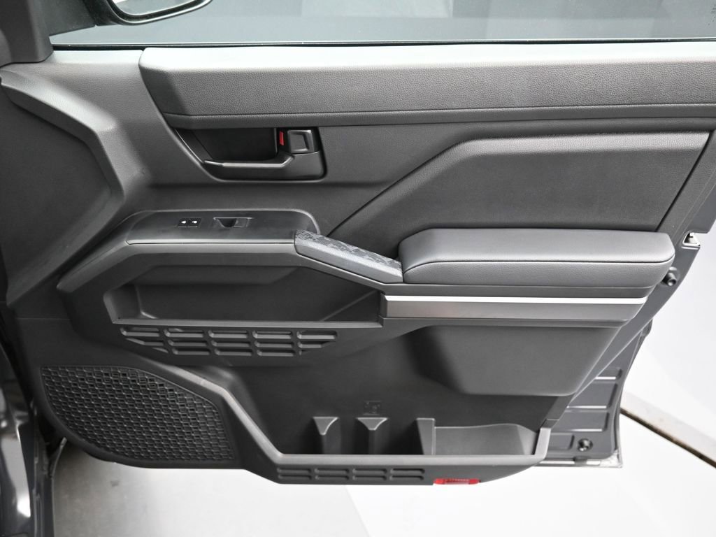 Certified 2025 Toyota Tacoma SR5 AWD/4WD image 35