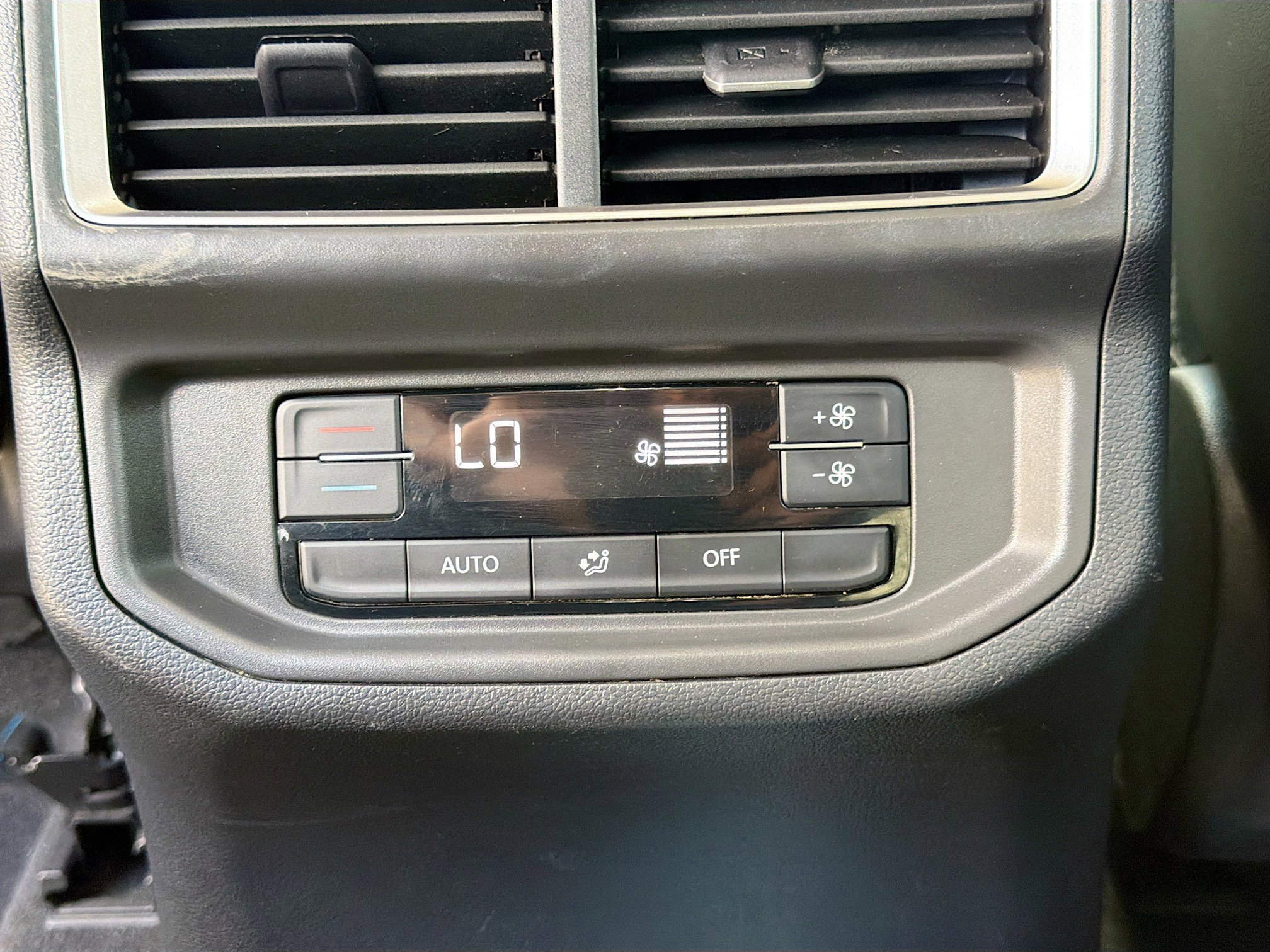 Used 2024 Volkswagen Atlas SE image 20