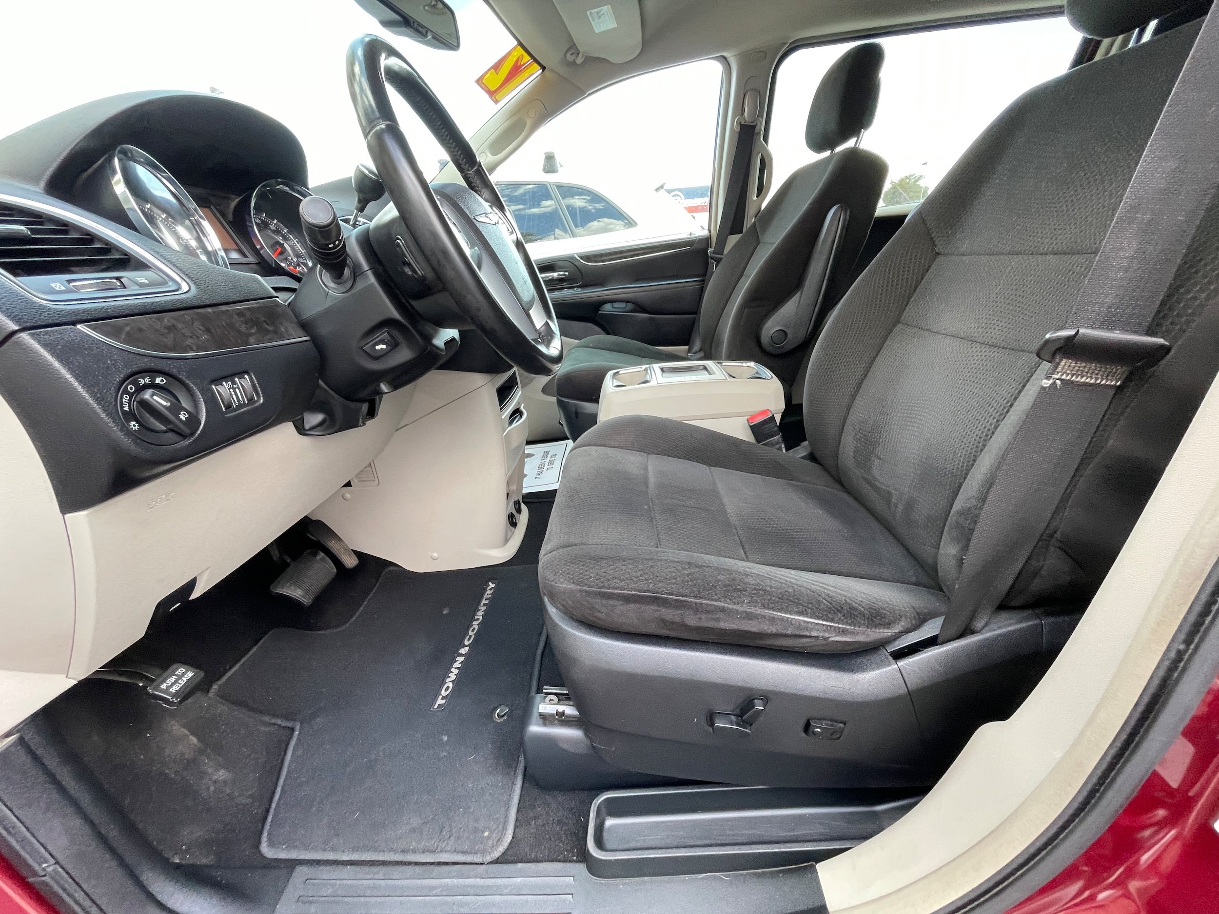 Used 2012 Chrysler Town & Country Touring w/ Entertainment Group #1 FWD image 12