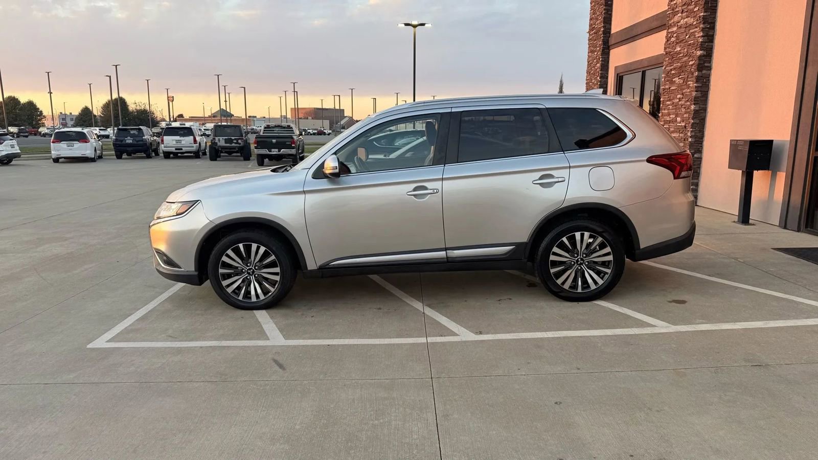 Used 2020 Mitsubishi Outlander SE image 3