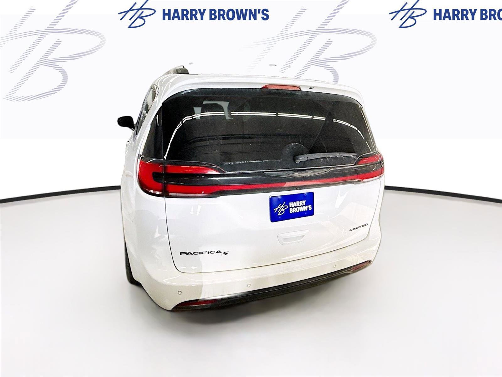 Used 2025 Chrysler Pacifica Limited FWD image 9