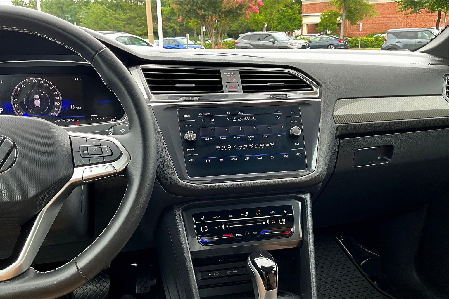 Used 2024 Volkswagen Tiguan SE w/ Panoramic Sunroof Package AWD/4WD image 6