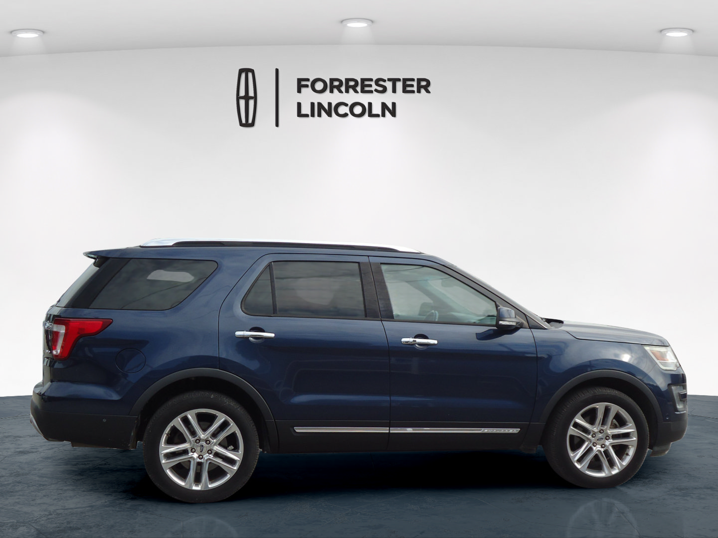Used 2017 Ford Explorer Limited w/ Equipment Group 301A AWD/4WD image 2