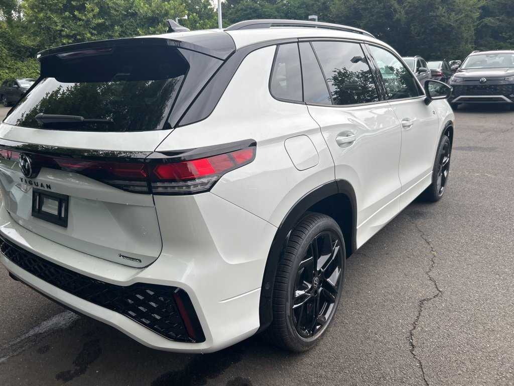 New 2025 Volkswagen Tiguan SE R-Line image 4