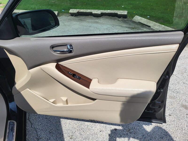 Used 2010 Nissan Altima 3.5 SR w/ Premium Pkg FWD image 27