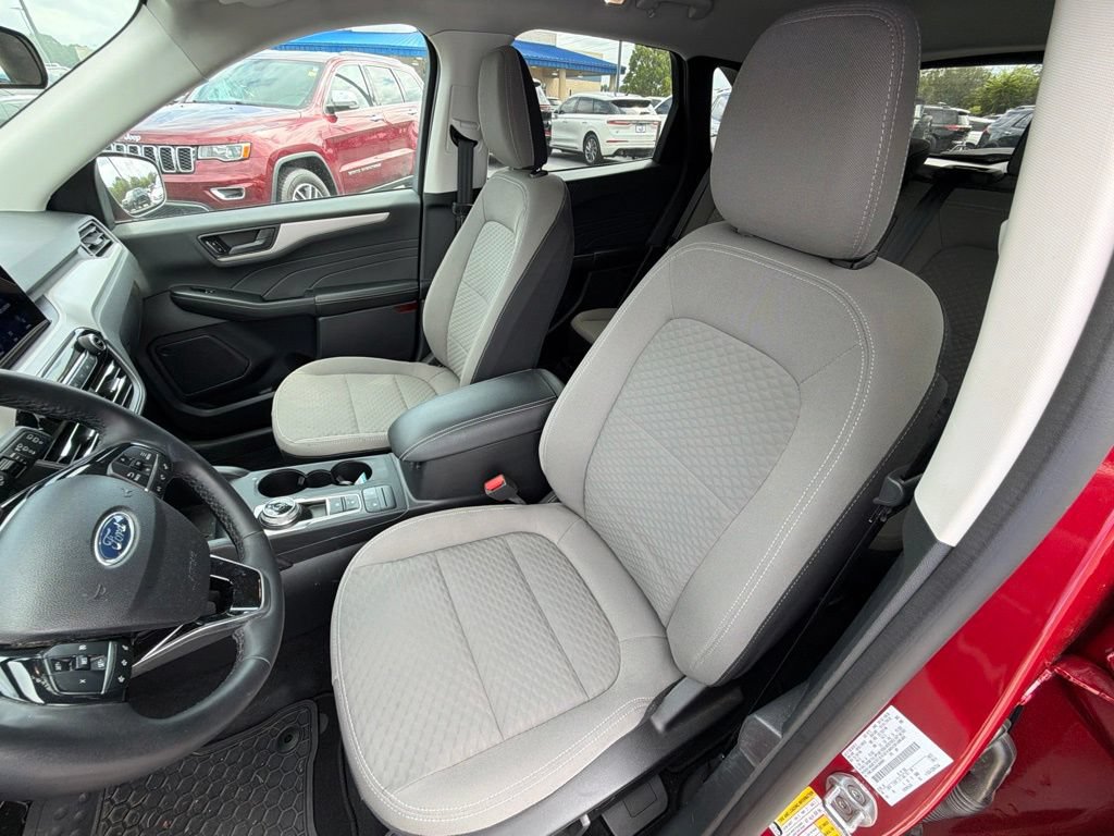 Used 2022 Ford Escape SE w/ SE Sport Appearance Package AWD/4WD image 6