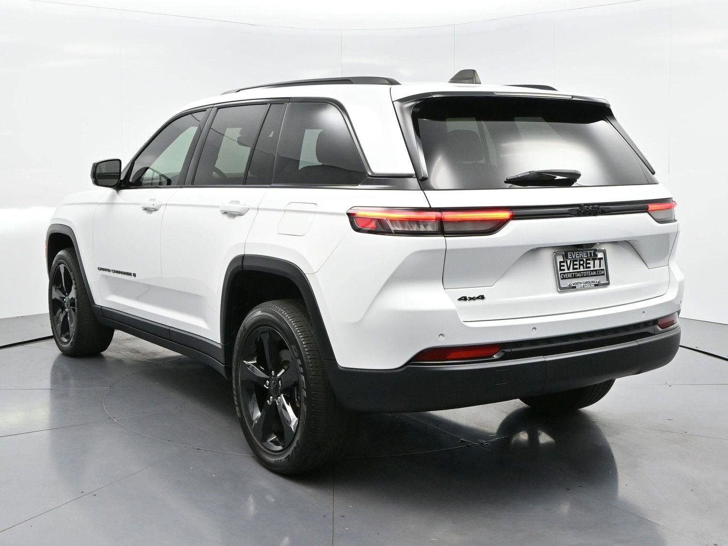 Used 2023 Jeep Grand Cherokee Altitude AWD/4WD image 5