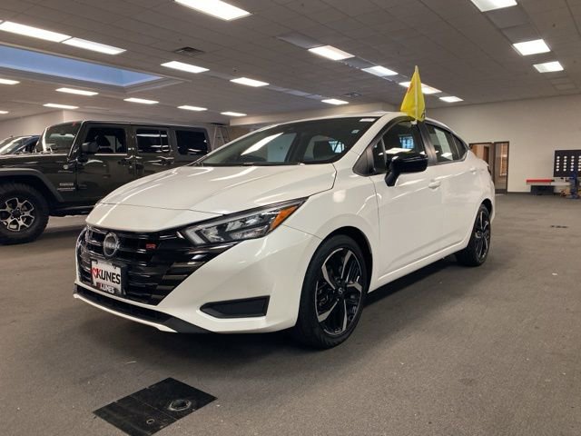Used 2024 Nissan Versa SR image 11