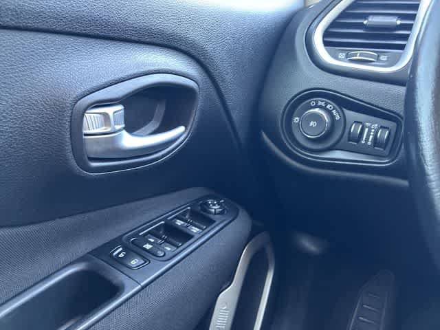 Used 2019 Jeep Renegade Latitude w/ Cold Weather Group AWD/4WD image 39