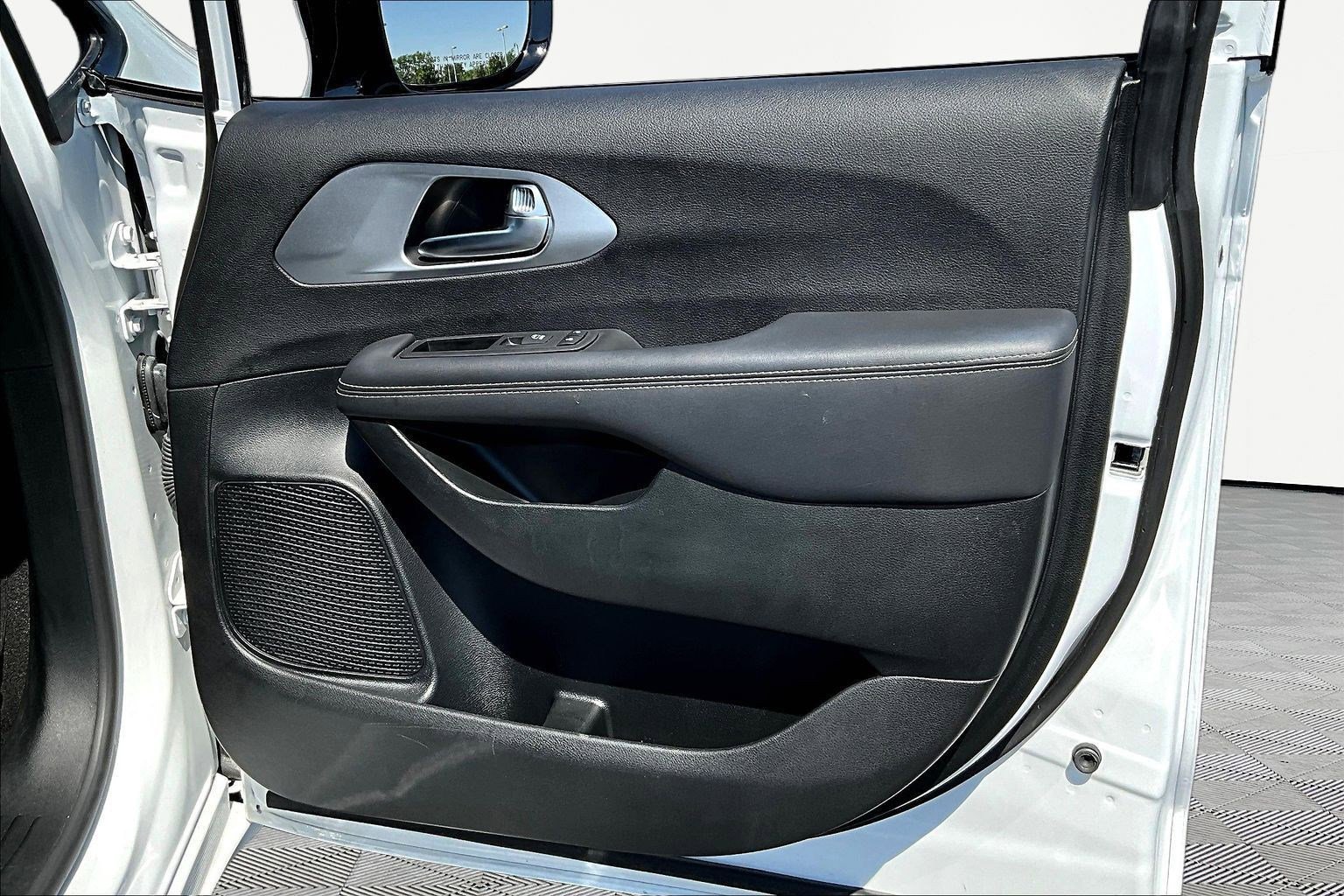 Used 2026 Chrysler Pacifica Limited w/ S Appearance Package FWD image 29