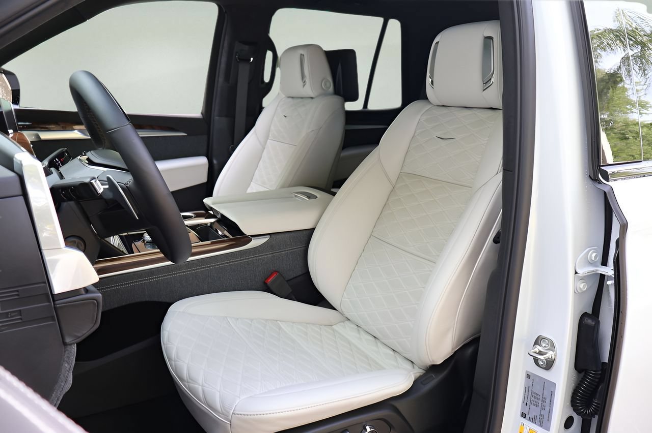 Used 2026 Cadillac Escalade Platinum Sport w/ LPO, ONYX Package AWD/4WD image 11