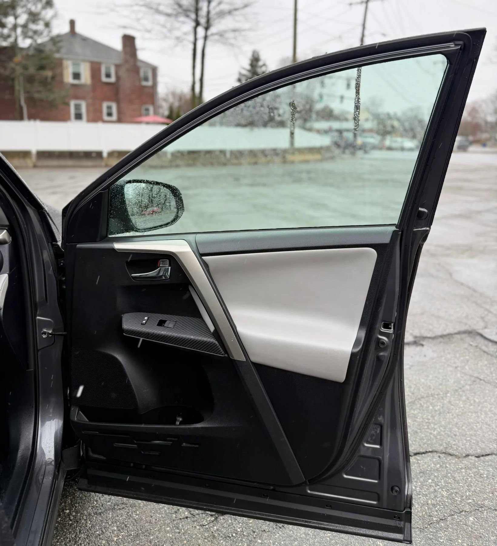 Used 2015 Toyota RAV4 Limited image 30