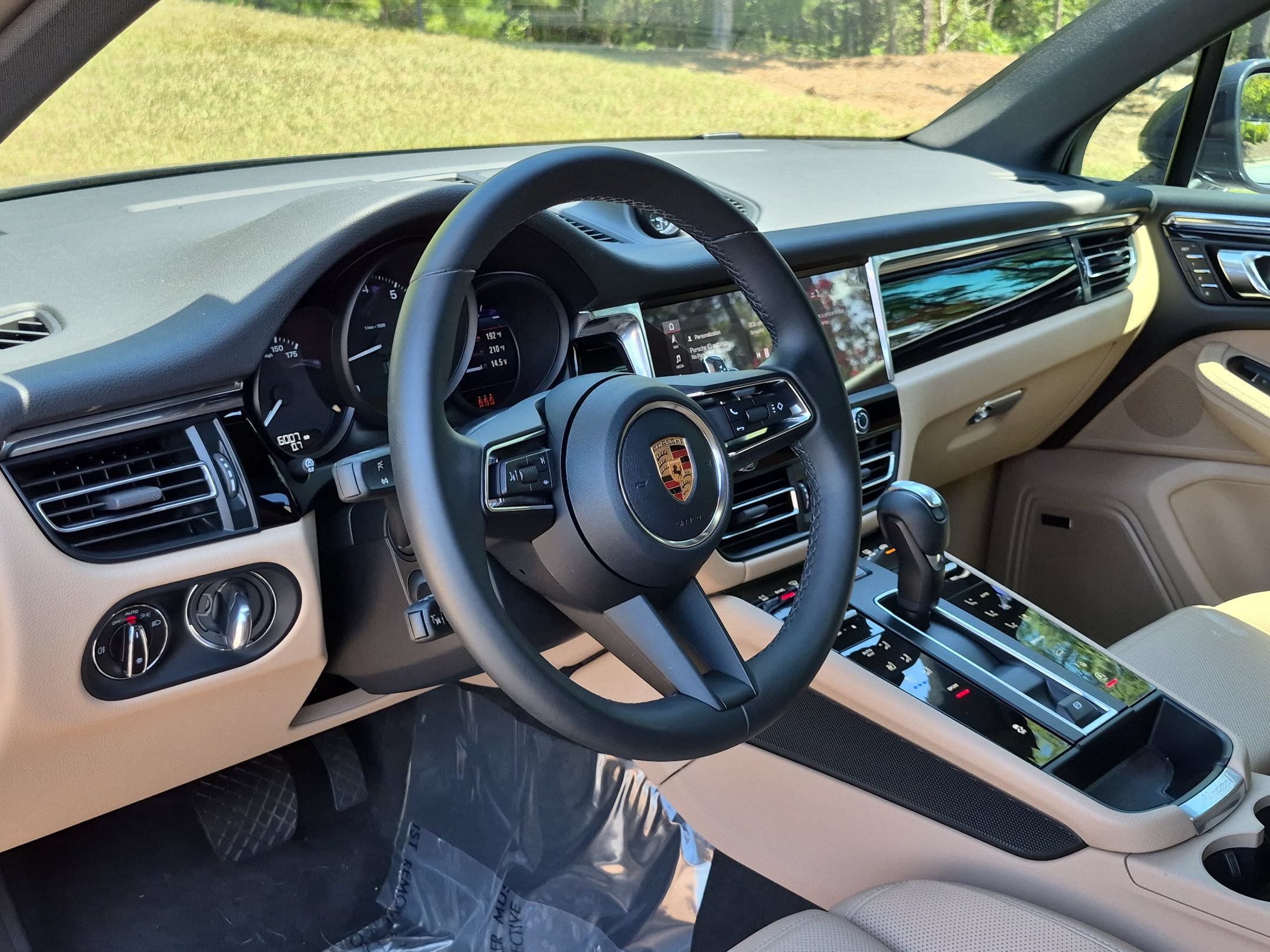 Certified 2026 Porsche Macan AWD/4WD image 4