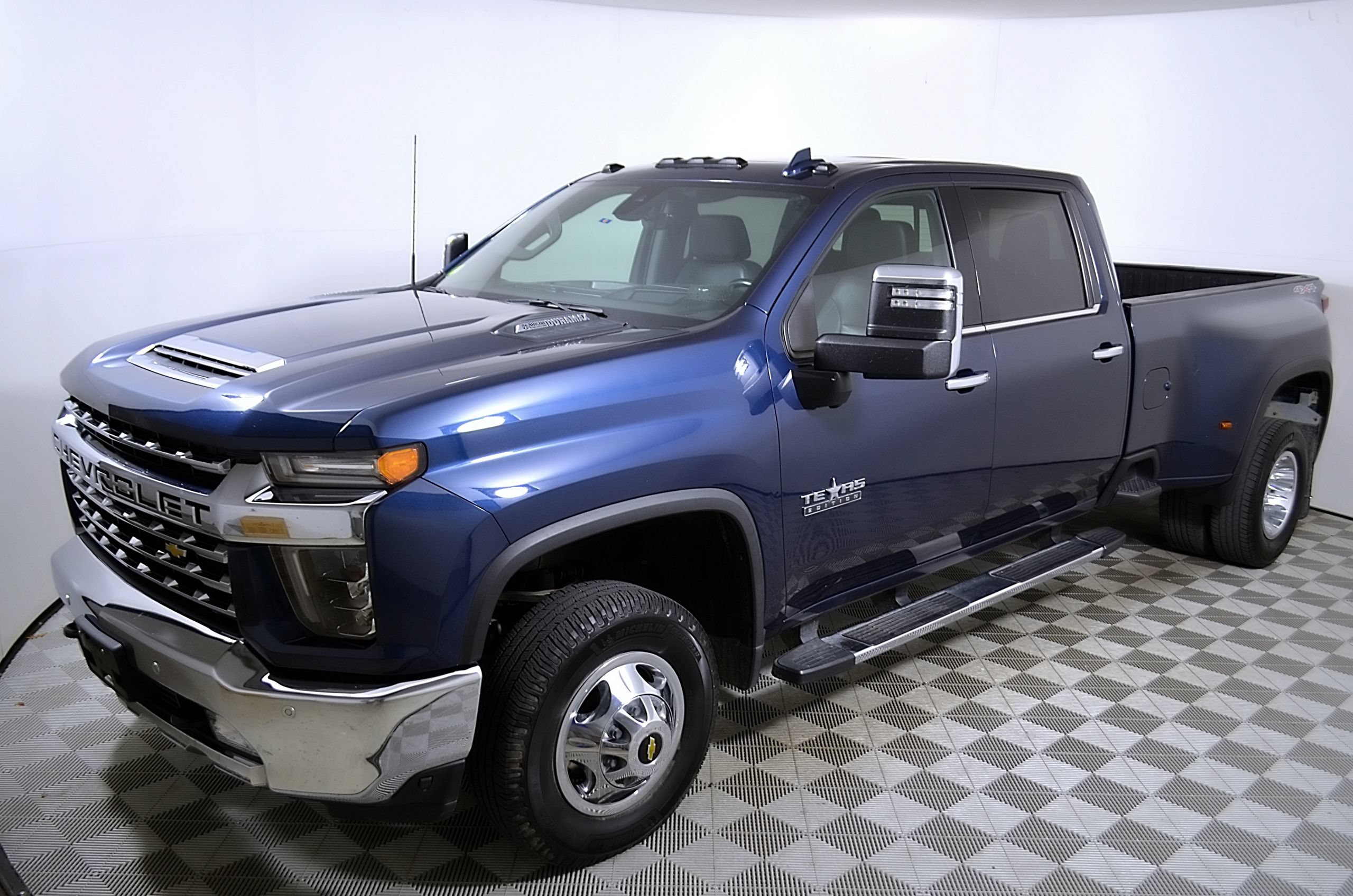 Used 2022 Chevrolet Silverado 3500 LTZ w/ LTZ Texas Edition AWD/4WD image 3