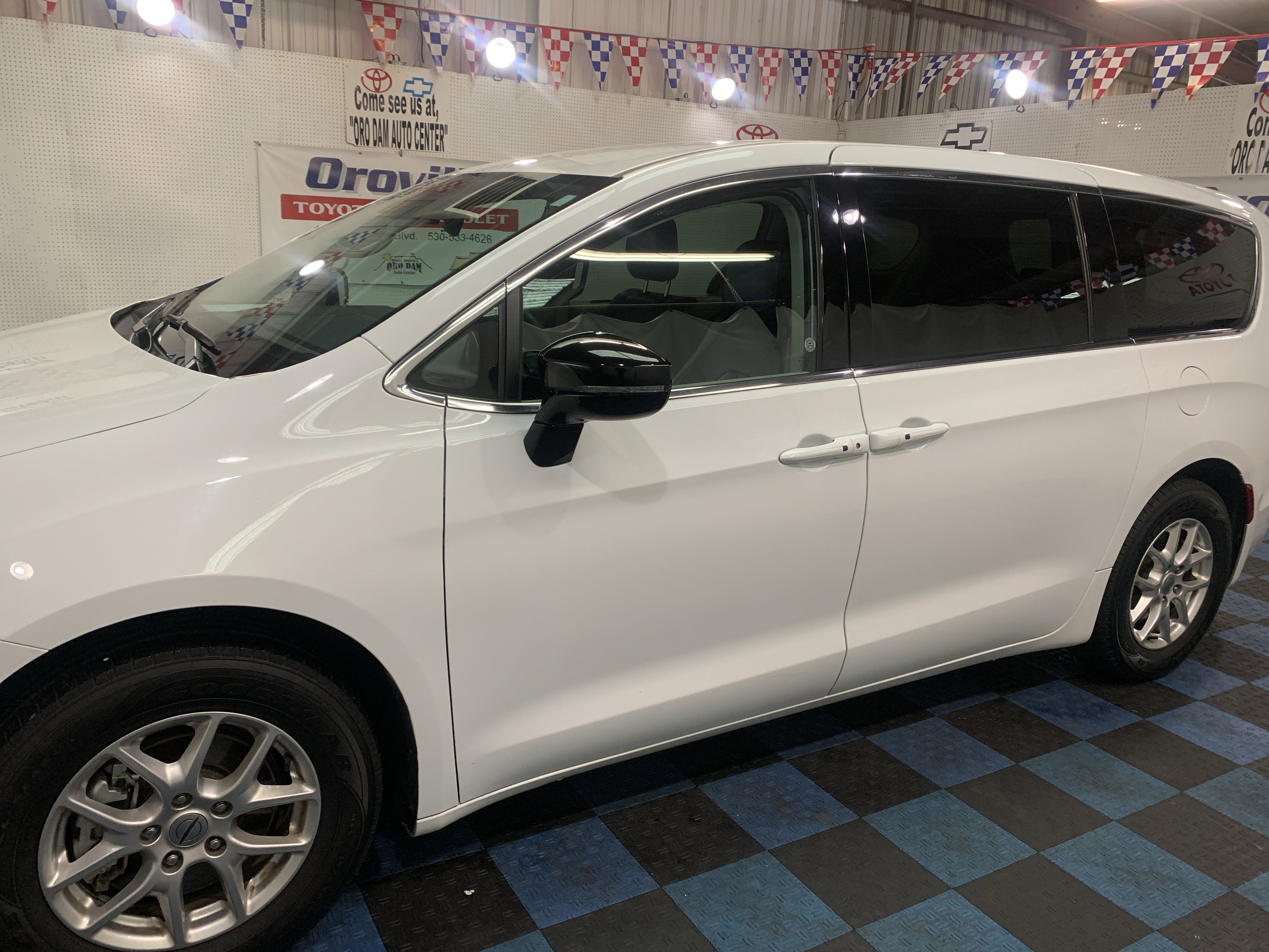 Used 2024 Chrysler Pacifica Touring-L image 2