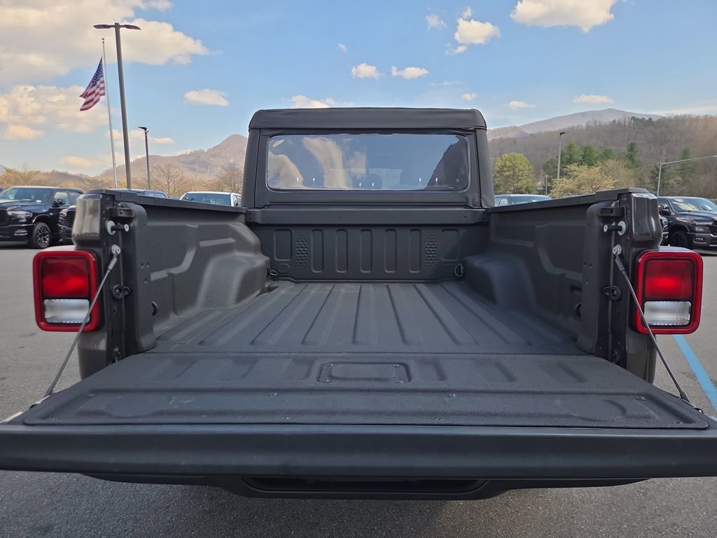 Used 2023 Jeep Gladiator Sport w/ Off Road Group image 6