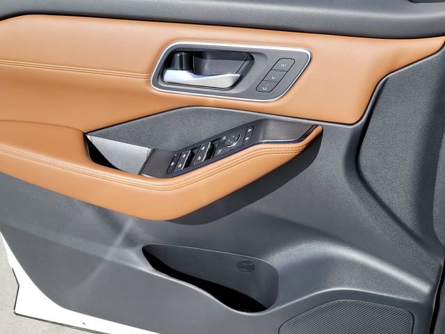 Used 2024 Nissan Rogue Platinum image 7