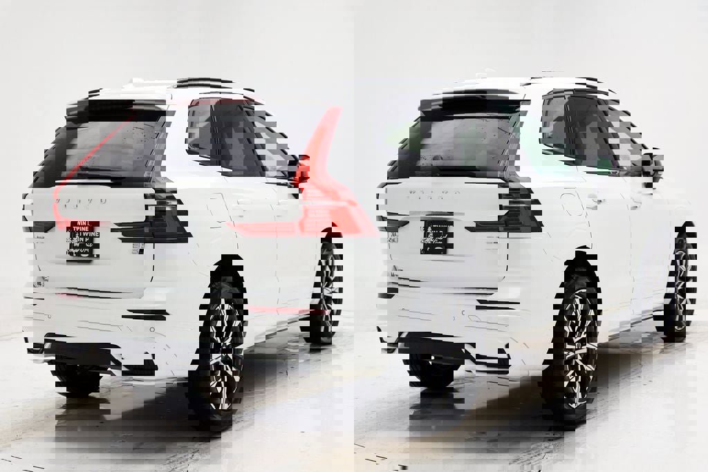 Used 2025 Volvo XC60 B5 Core image 9