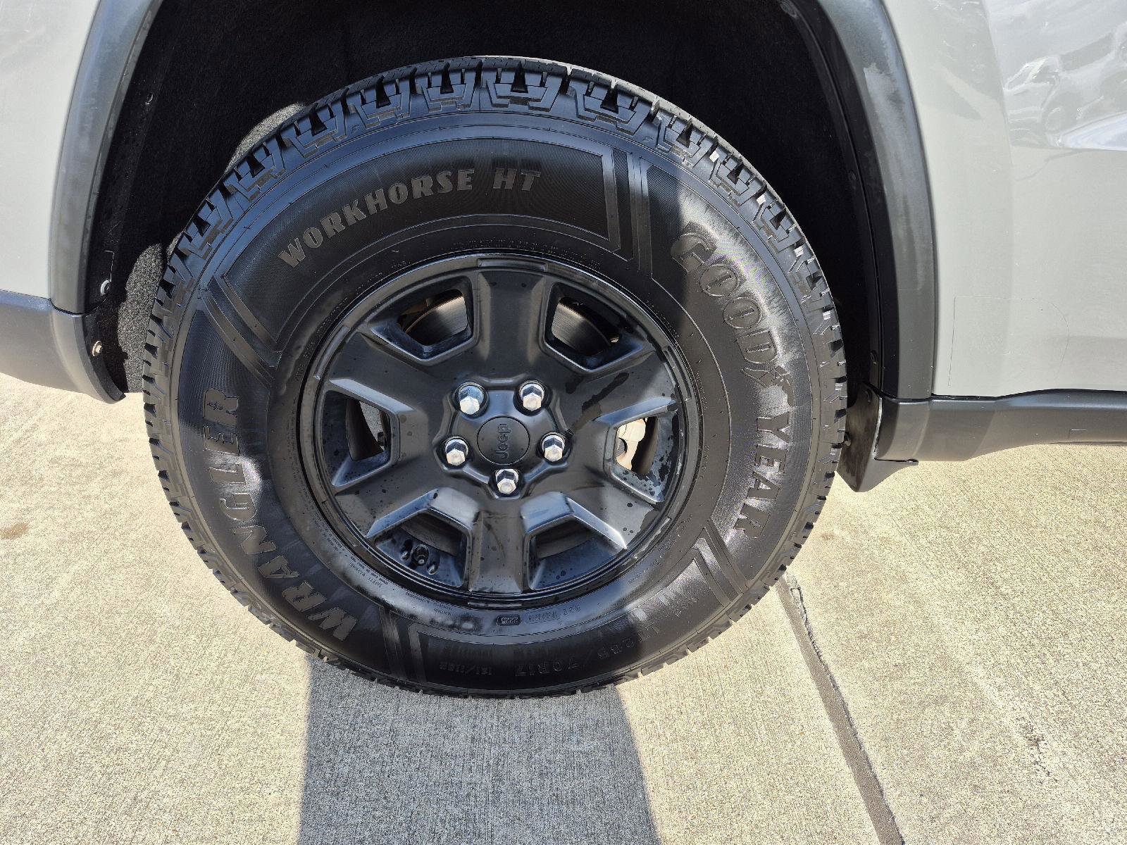 Used 2019 Jeep Grand Cherokee Laredo image 9