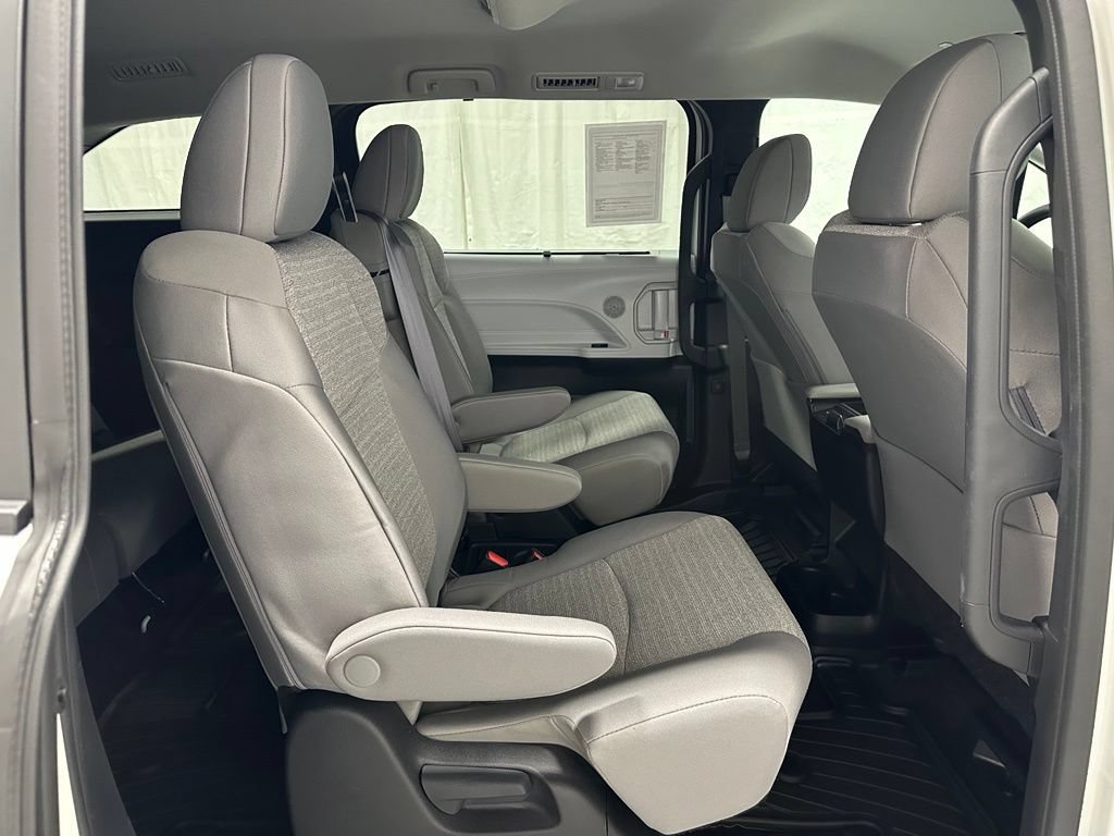 Used 2025 Toyota Sienna LE FWD image 53