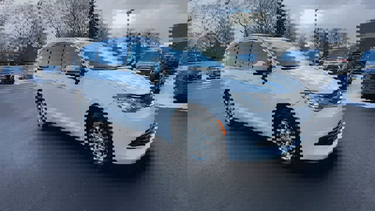 Used 2018 Chrysler Pacifica LX image 2