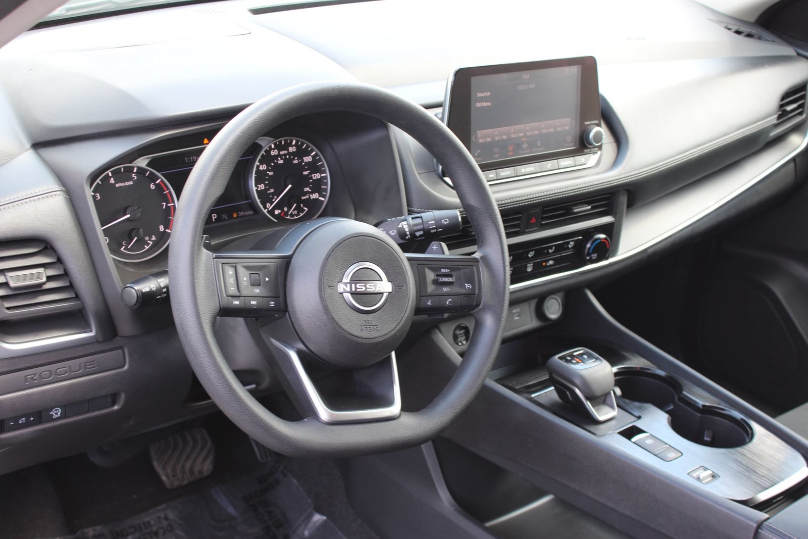 Used 2024 Nissan Rogue S FWD image 11