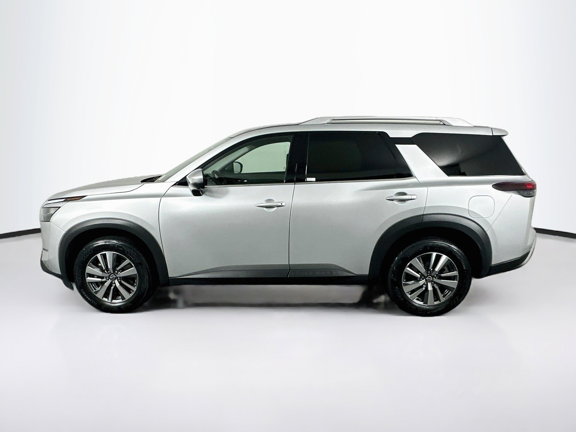 Used 2025 Nissan Pathfinder SL FWD image 4