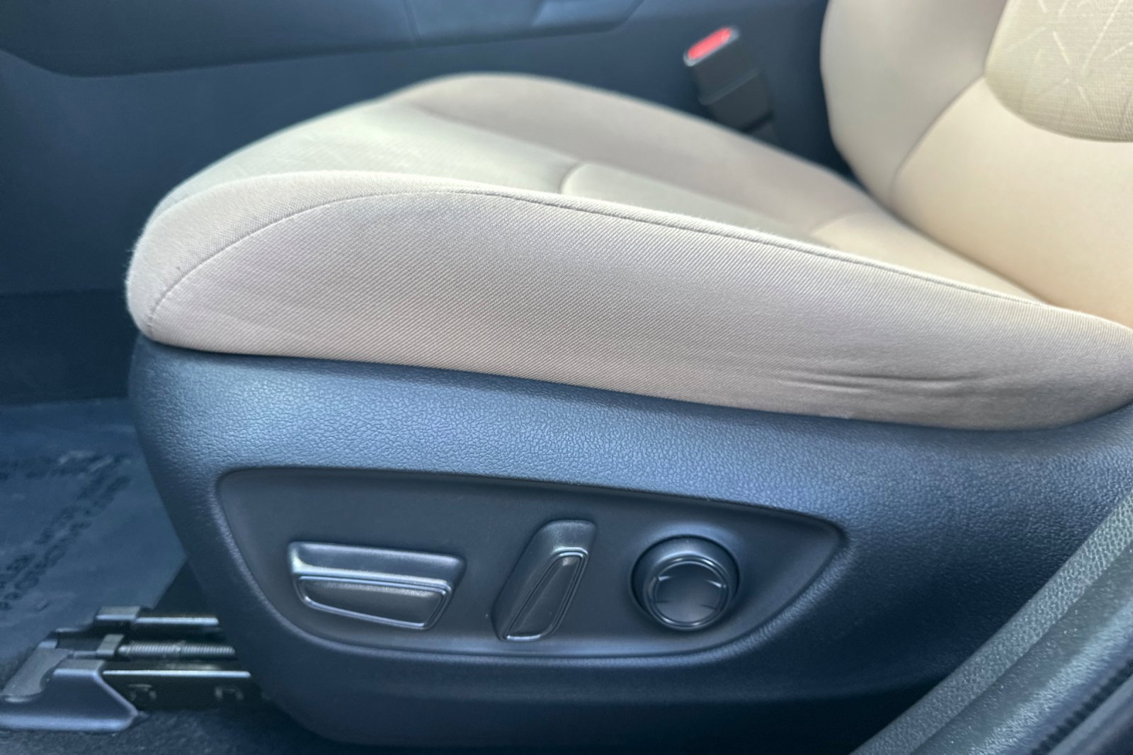 Used 2022 Toyota RAV4 XLE w/ Convenience Package image 13