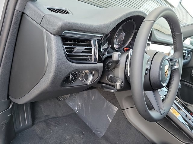 Used 2025 Porsche Macan image 29