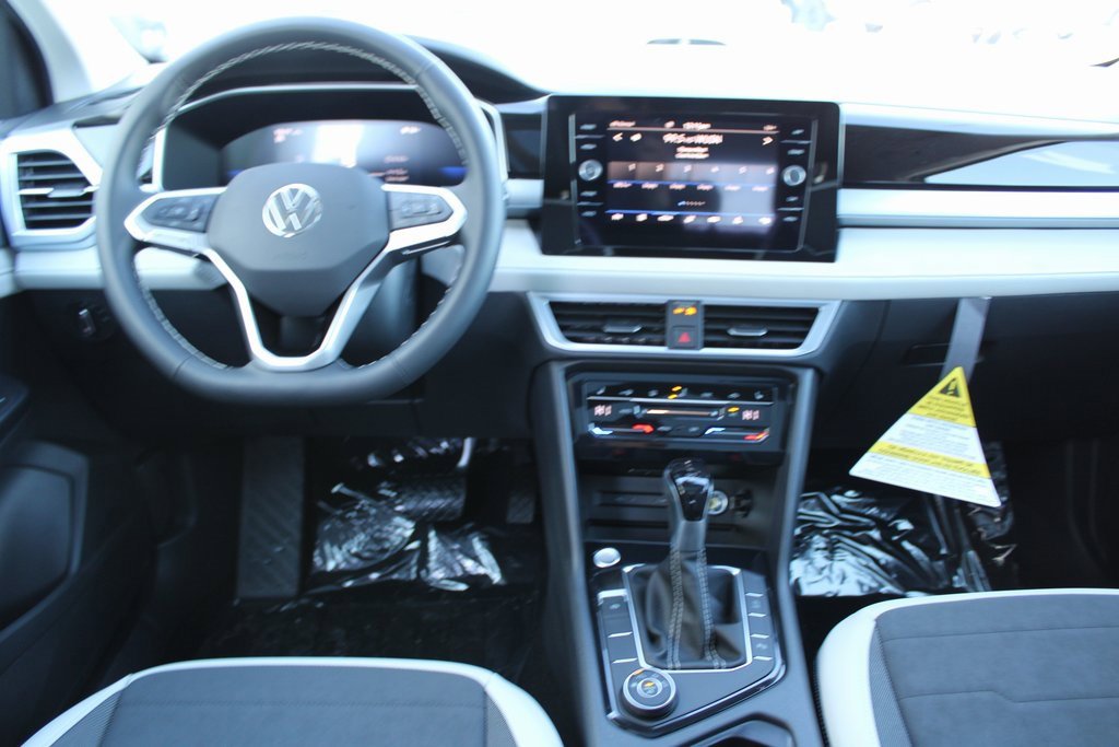 Certified 2025 Volkswagen Taos SE image 18