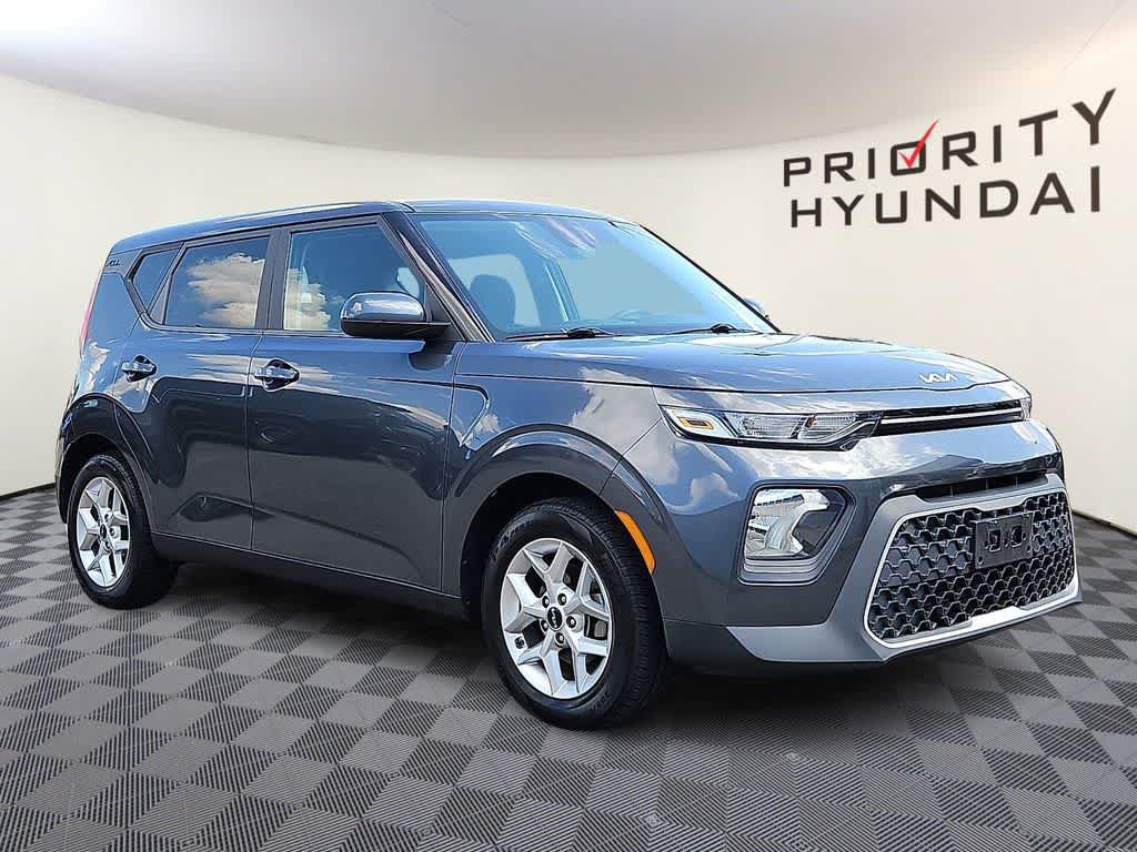 Used 2022 Kia Soul LX w/ Technology Package FWD image 3