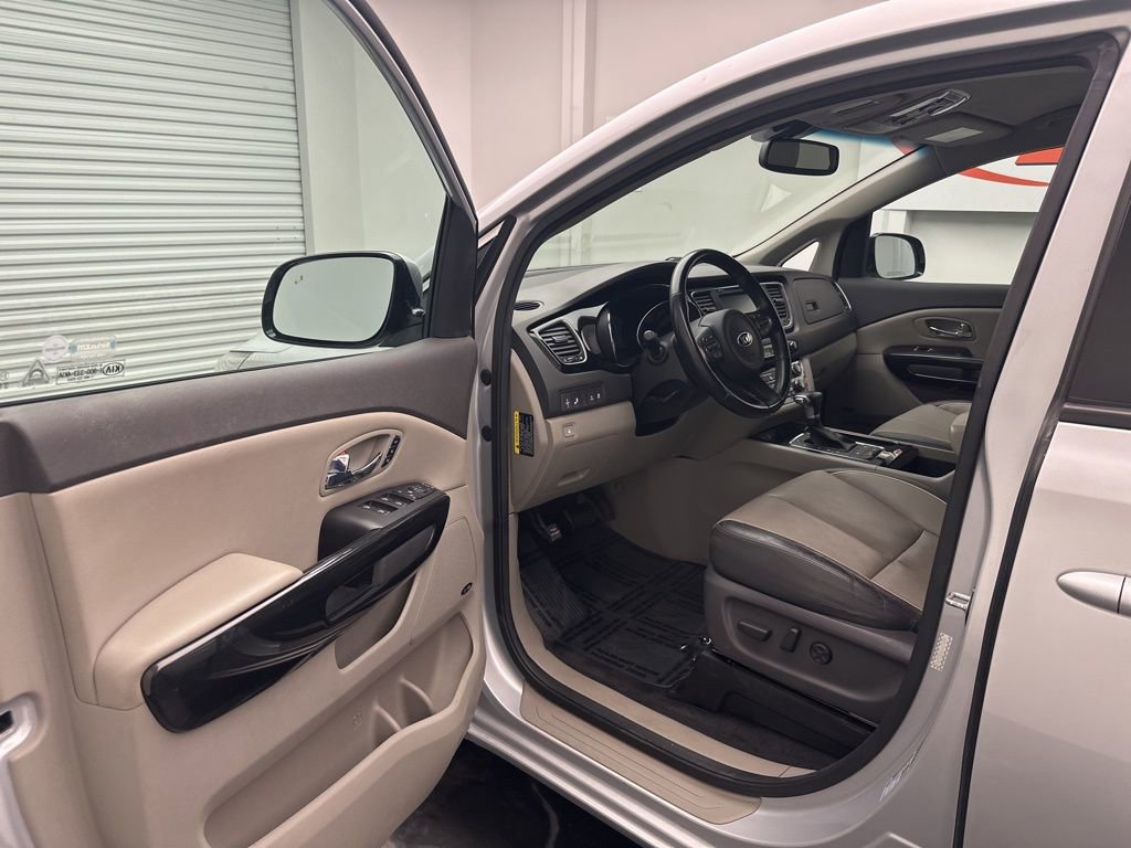 Used 2018 Kia Sedona SX image 5