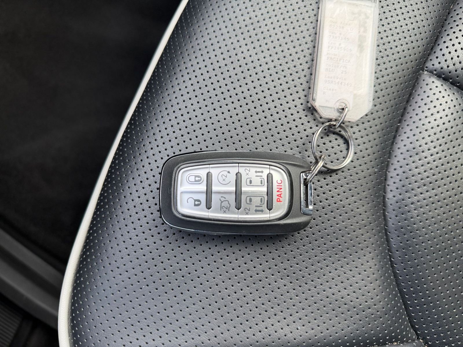 Used 2025 Chrysler Pacifica Limited image 28