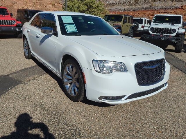 Used 2018 Chrysler 300 Touring w/ Chrome Appearance Package image 3