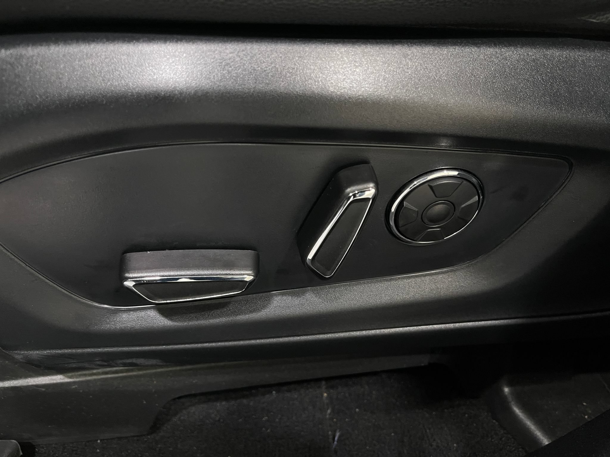 Used 2020 Ford Explorer ST w/ Premium Technology Package AWD/4WD image 17