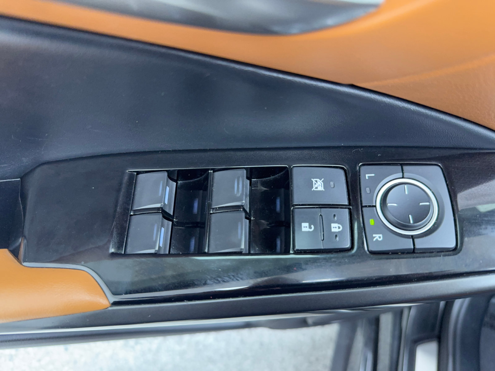 Used 2023 Lexus IS 300 w/ Comfort Package RWD image 29