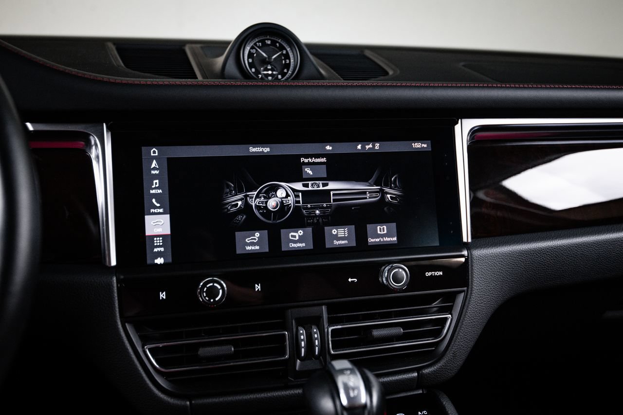 Certified 2023 Porsche Macan AWD/4WD image 18