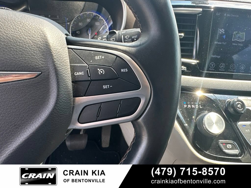 Used 2017 Chrysler Pacifica Touring-L FWD image 24
