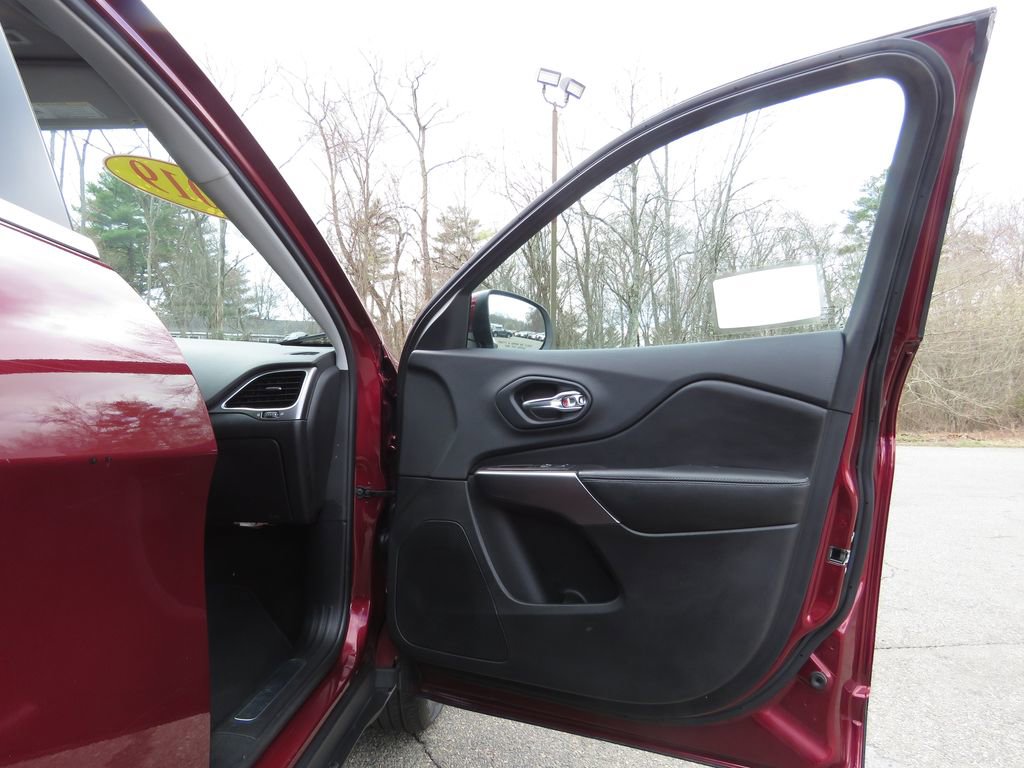 Used 2019 Jeep Cherokee Limited image 12