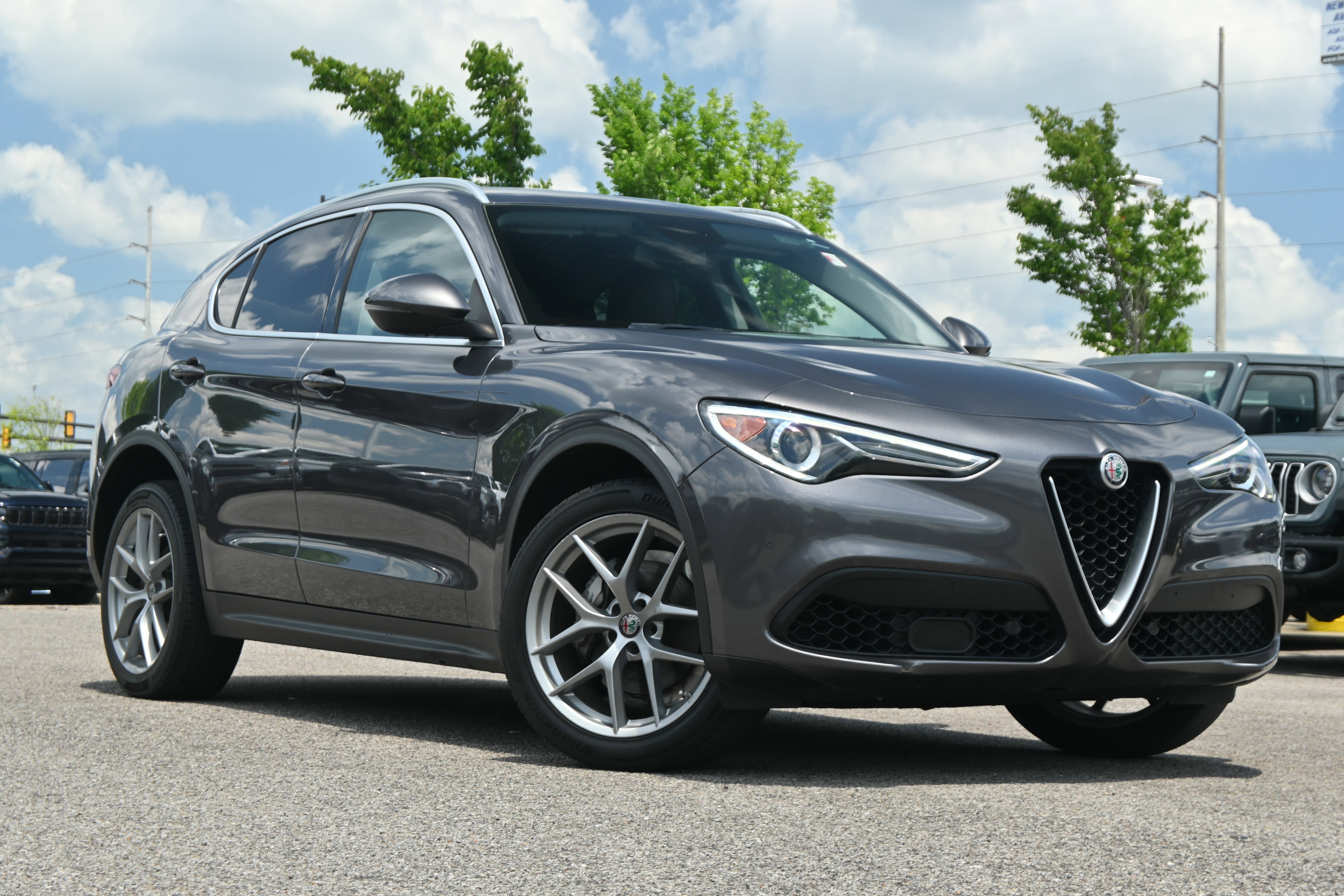 Used 2018 Alfa Romeo Stelvio AWD image 2